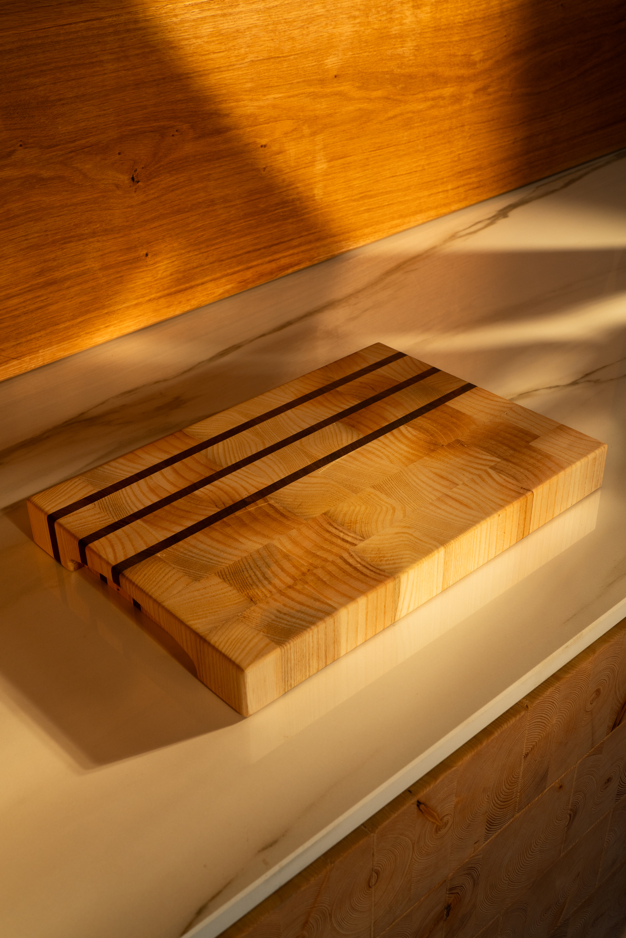 Handgefertigtes Holzbrett als hochwertiges Geschenk aus Massivholz