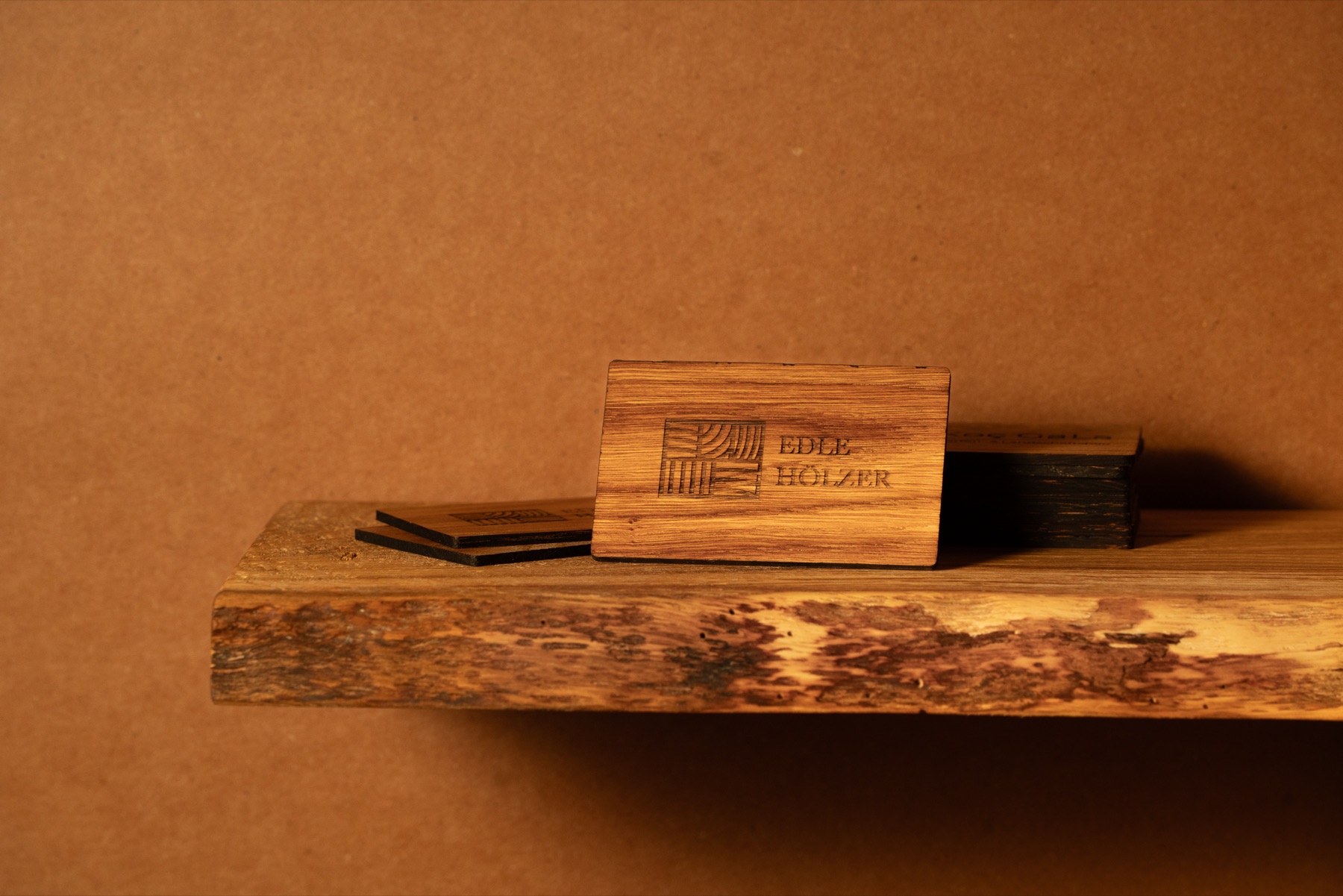 Visitenkarten aus Massivholz als nachhaltiges Holzprodukt für B2B-Kontakte