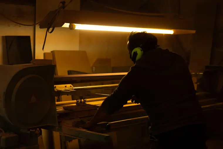 Werkstattszene Edle Hölzer