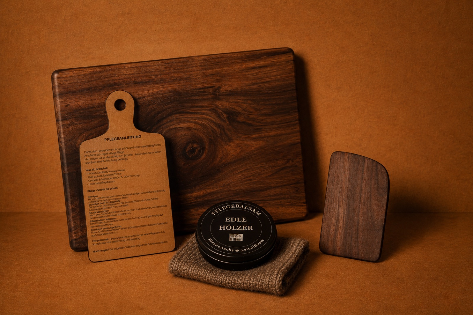 Geschenkset aus Holz mit Schneidebrett, Pflegebalsam und Pflegeanleitung für Hobbyköche