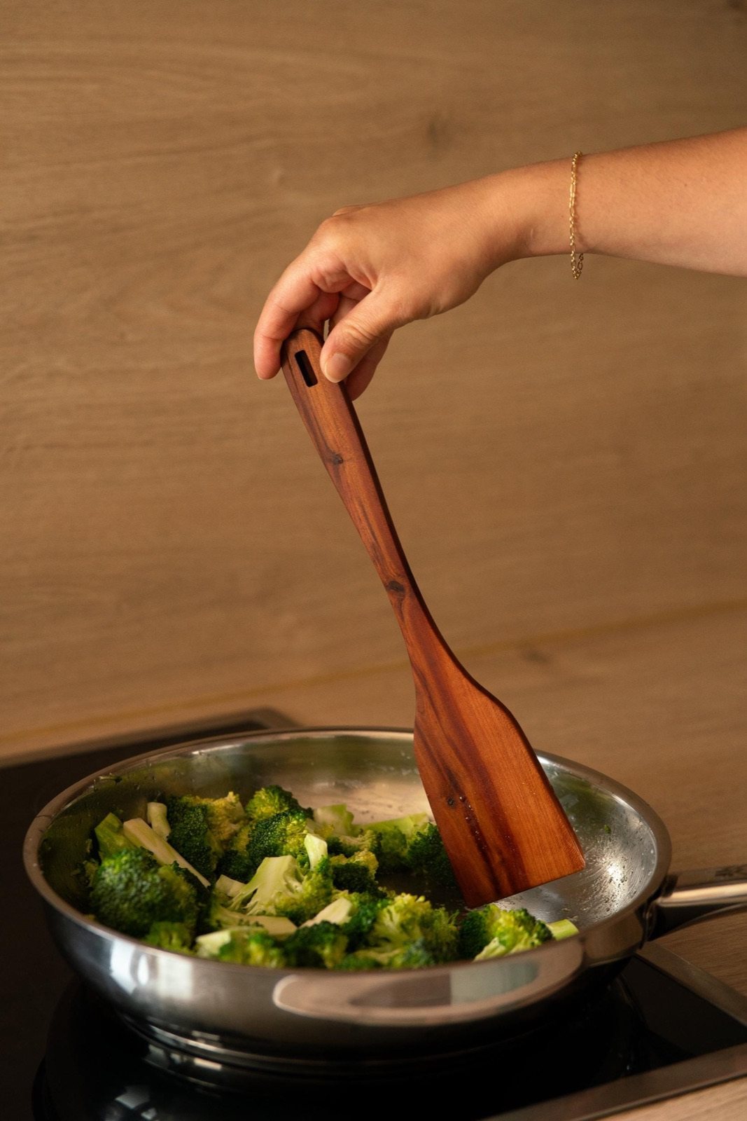 Pfannenwender aus Massivholz beim Kochen in einer Pfanne