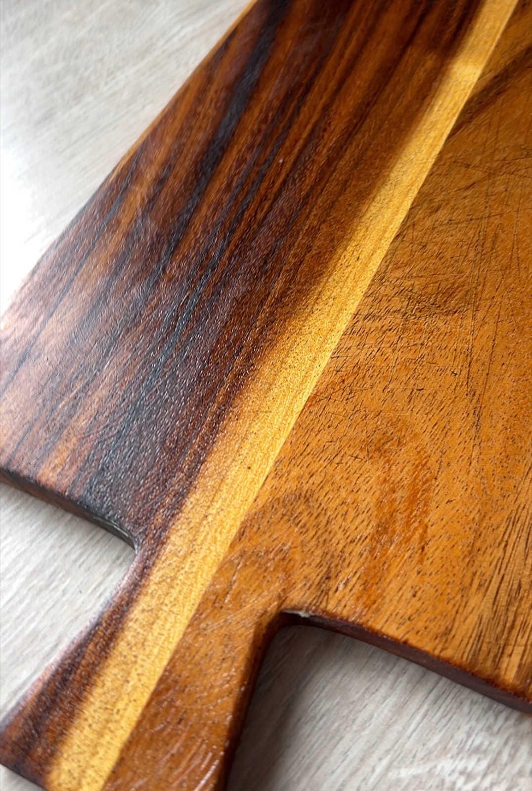 Geöltes Holzschneidebrett nach dem Aufbereiten mit sichtbarer Maserung und aufgefrischter Oberfläche
