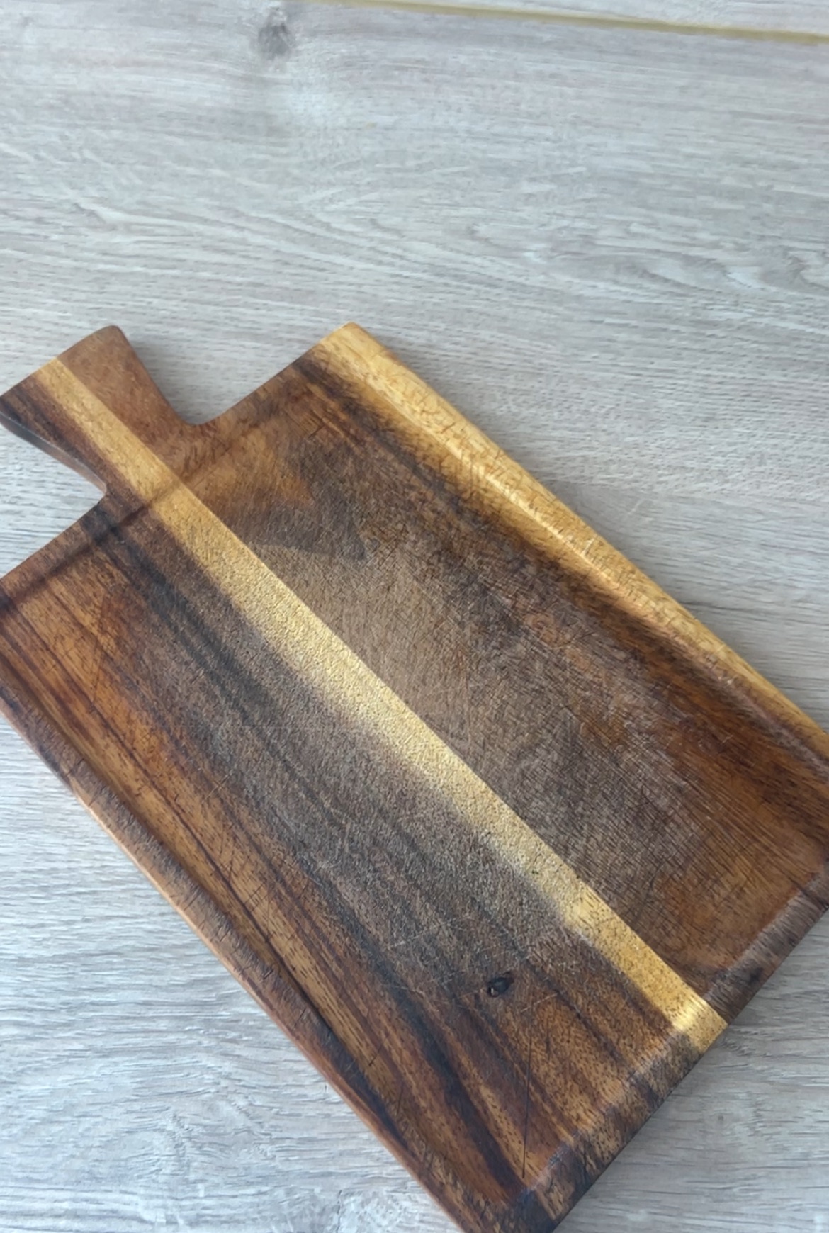Abgenutztes Holzschneidebrett vor dem Aufbereiten mit trockener Oberfläche und dunklen Gebrauchsspuren
