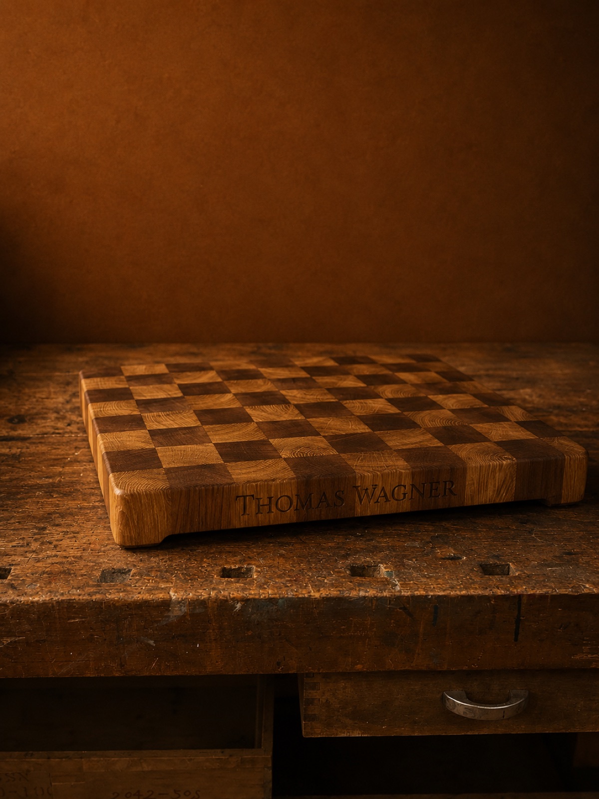 Handgefertigtes Schneidebrett aus Holz mit Griffmulden als Detail für Gravur