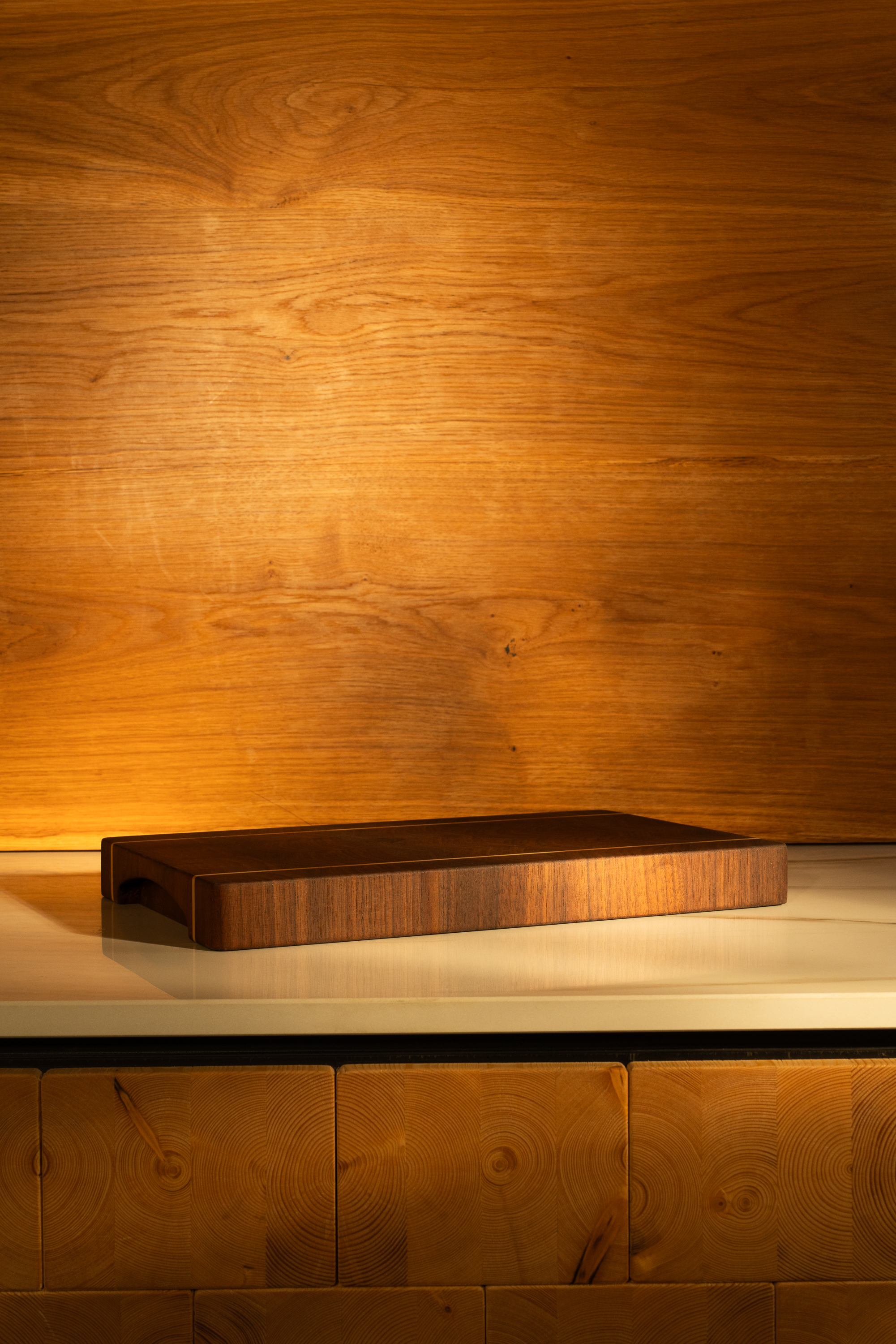 Schneidebrett in flacher Frontansicht