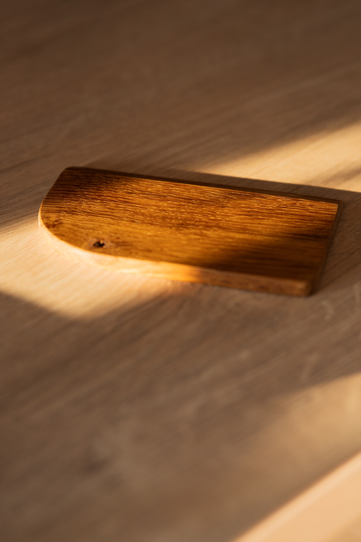 Handcrafted oak dough scraper by Edle Hölzer in warm natural light